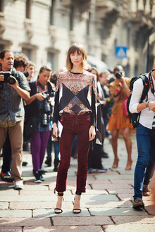 RESORT GYPSY, street style, casual, city chic, burgundy pants, printed shirt