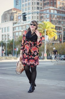coming up floral, floral, madewell, kooba, ray ban, wayfarers, gap, snood, layer, fall, frye, booties