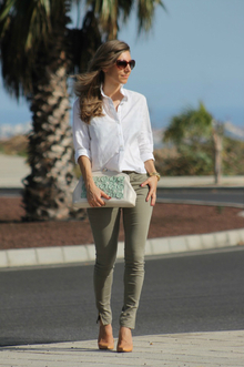 So simple, so good, khaki pants, white shirt, white clutch 