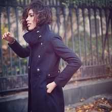 We love the high collar trench sported by @troprouge! 